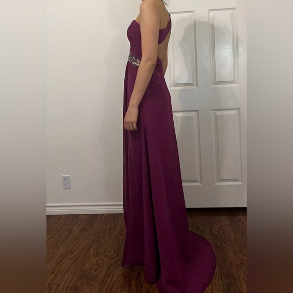 Kasey J Evening Gown with Leg Split (Pantone color) Size 2 - Picture 5 of 8